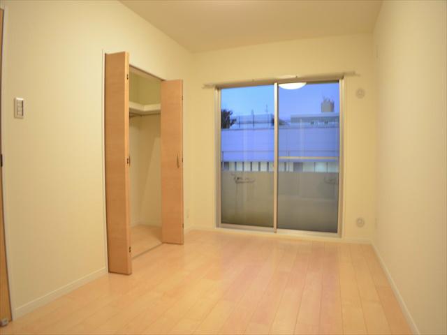 Non-living room. There is a popular walk-in closet in the Western-style