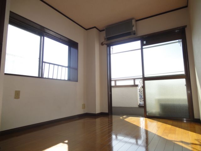 Living and room. It is a corner room.