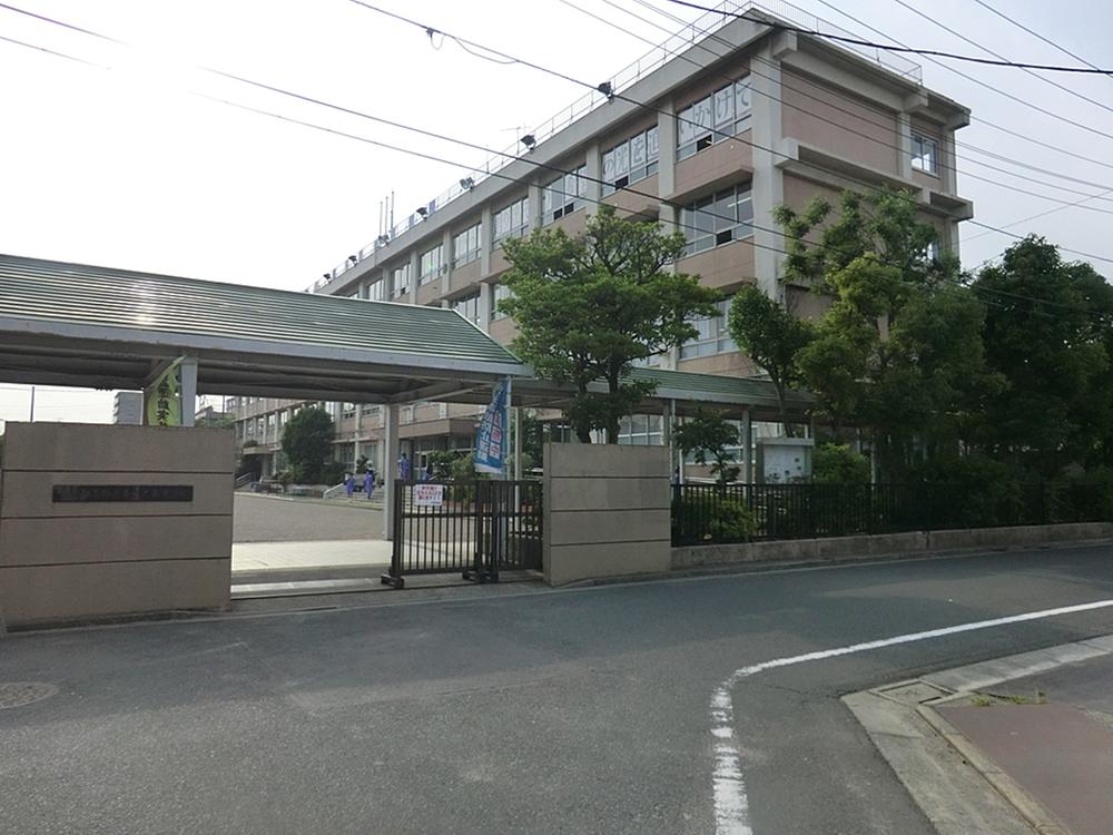 Junior high school. Kazuyuki stand 430m up to junior high school