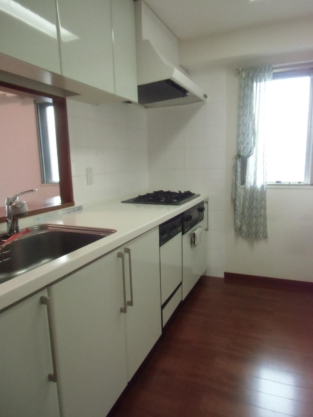 Kitchen. There is a window in the kitchen, Bright ventilation is also good (2013 November) shooting