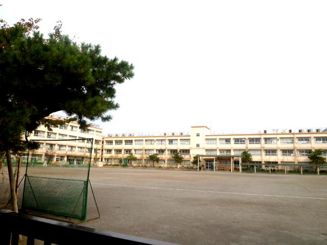 Junior high school. Tokiwa 477m until junior high school