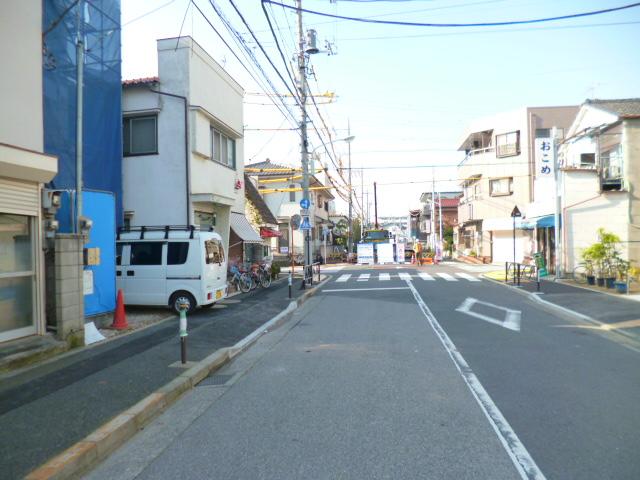 Local photos, including front road. Siemens to public roads 11m. Traffic is saved in the parking work because it is not much road.