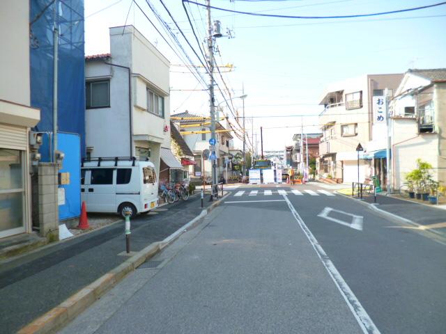 Local photos, including front road. Siemens to public roads 11m. Traffic is saved in the parking work because it is not much road. 