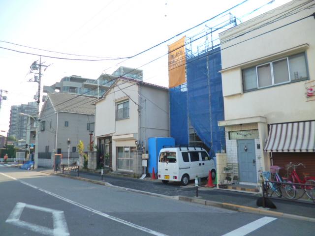 Local photos, including front road. Siemens to public roads 11m.