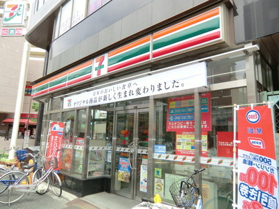 Convenience store. 500m to Seven-Eleven (convenience store)