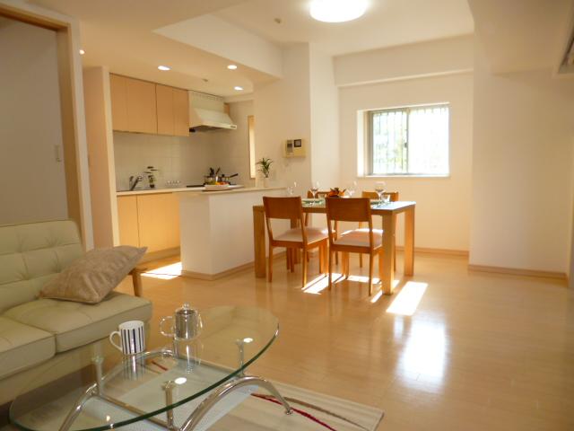 Living. Bright living room of the southwest angle