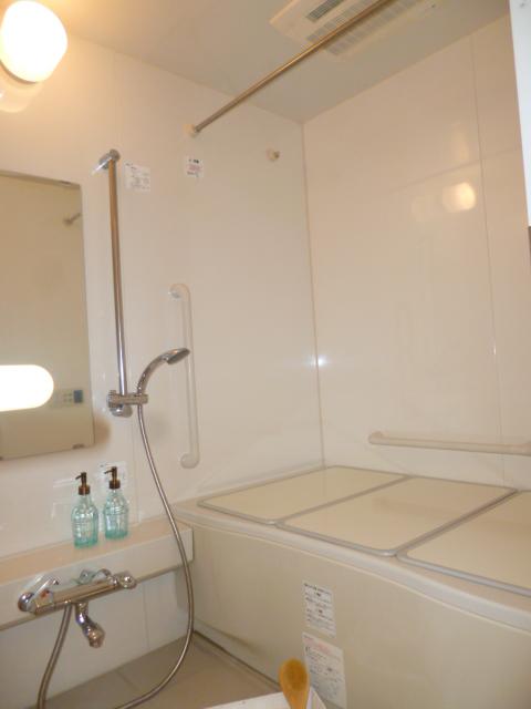 Bathroom. Bathroom Dryer ・ With reheating function