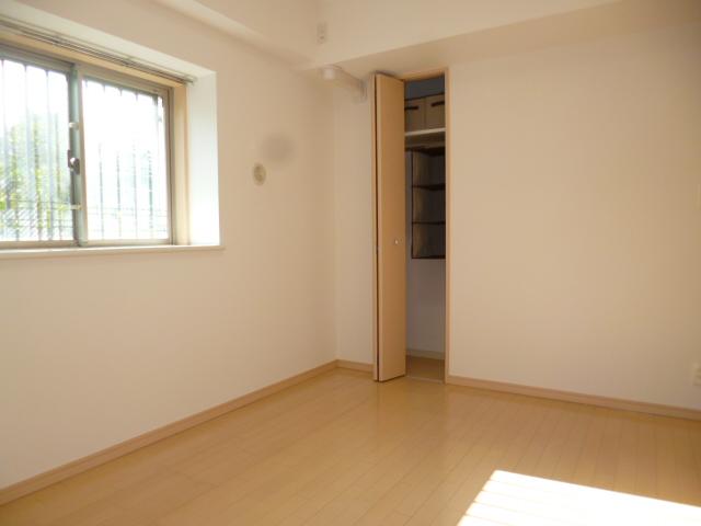 Non-living room. South-facing Western-style is very bright!