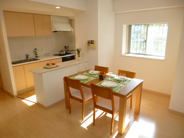 Living. Bright first floor in the southwest angle!