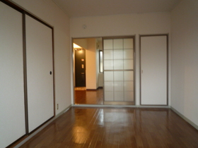 Living and room. Each room has storage. It is the distribution type. Air conditioning Installed! 