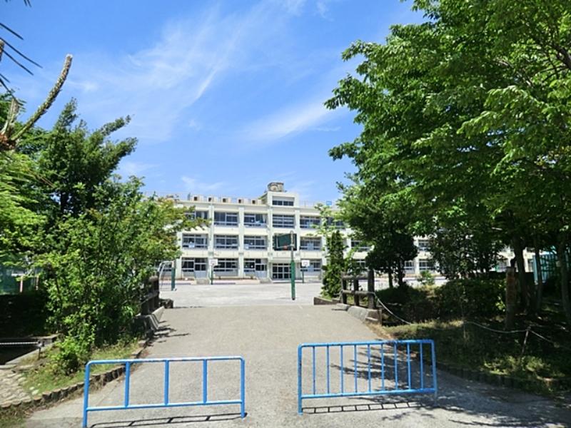 Primary school. 670m until the solder elementary school