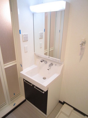 Washroom. Wash basin with shampoo dresser