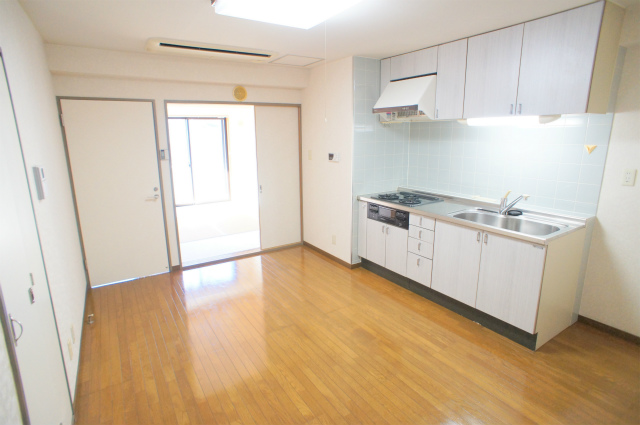 Kitchen. Spacious 8 Pledge of dining kitchen