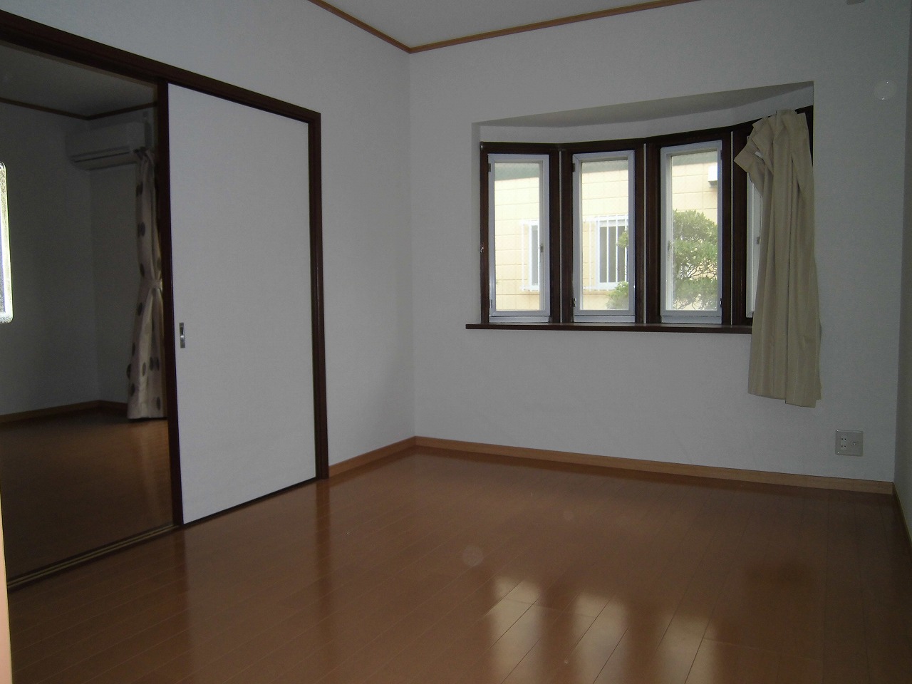 Living and room. South-facing bright Western-style ・ It is with bay window.