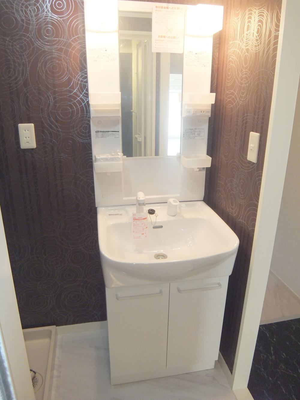 Wash basin, toilet. Wash basin