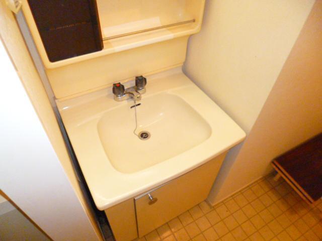 Washroom. Independent wash basin