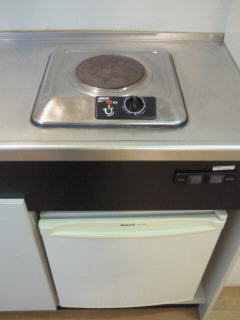 Kitchen. 1-neck electric stove and a mini-refrigerator