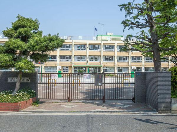 Primary school. 240m to Katsushika Ward Suehiro elementary school
