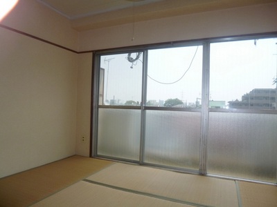 Living and room. Of the balcony side is a Japanese-style room.