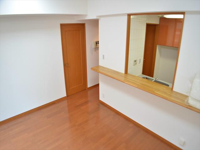 Living. With counter