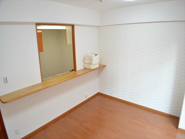 Living. Happy to delivery of dishes