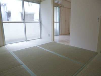 Living and room. It is calm Japanese-style room. 