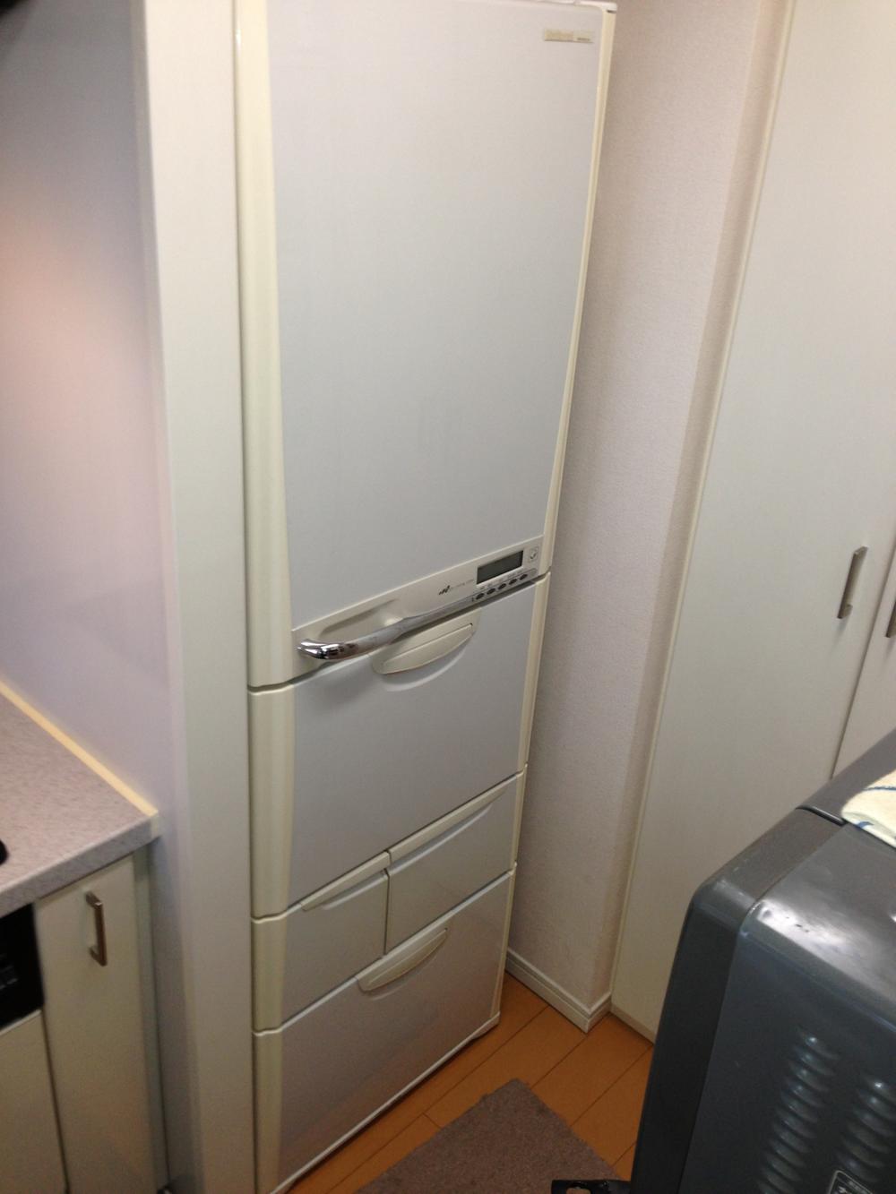 Kitchen. refrigerator, Convenient pantry in the back