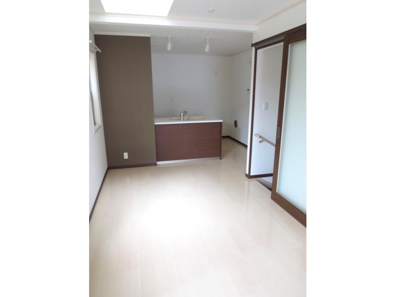 Living. LDK stylish shades. Second floor overlooking from the kitchen to continue between the living room at the back. Also the design of the peace of mind Mom. A Building living