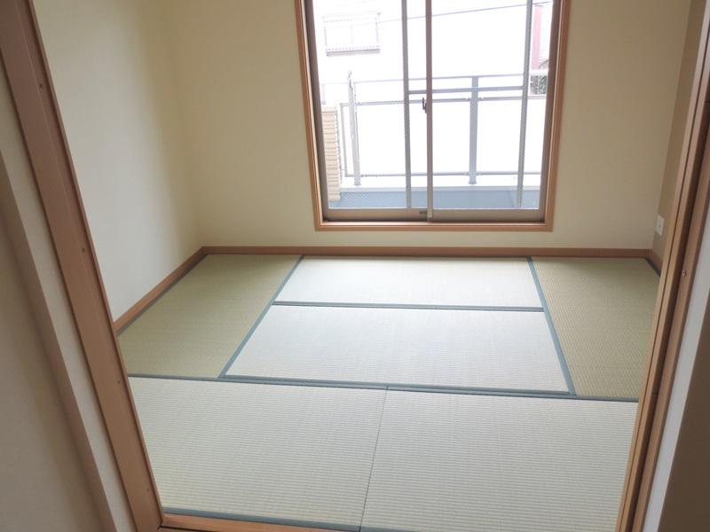 Non-living room. B Building Breadth of 18.1 tatami in the second floor all, including a Japanese-style room! 