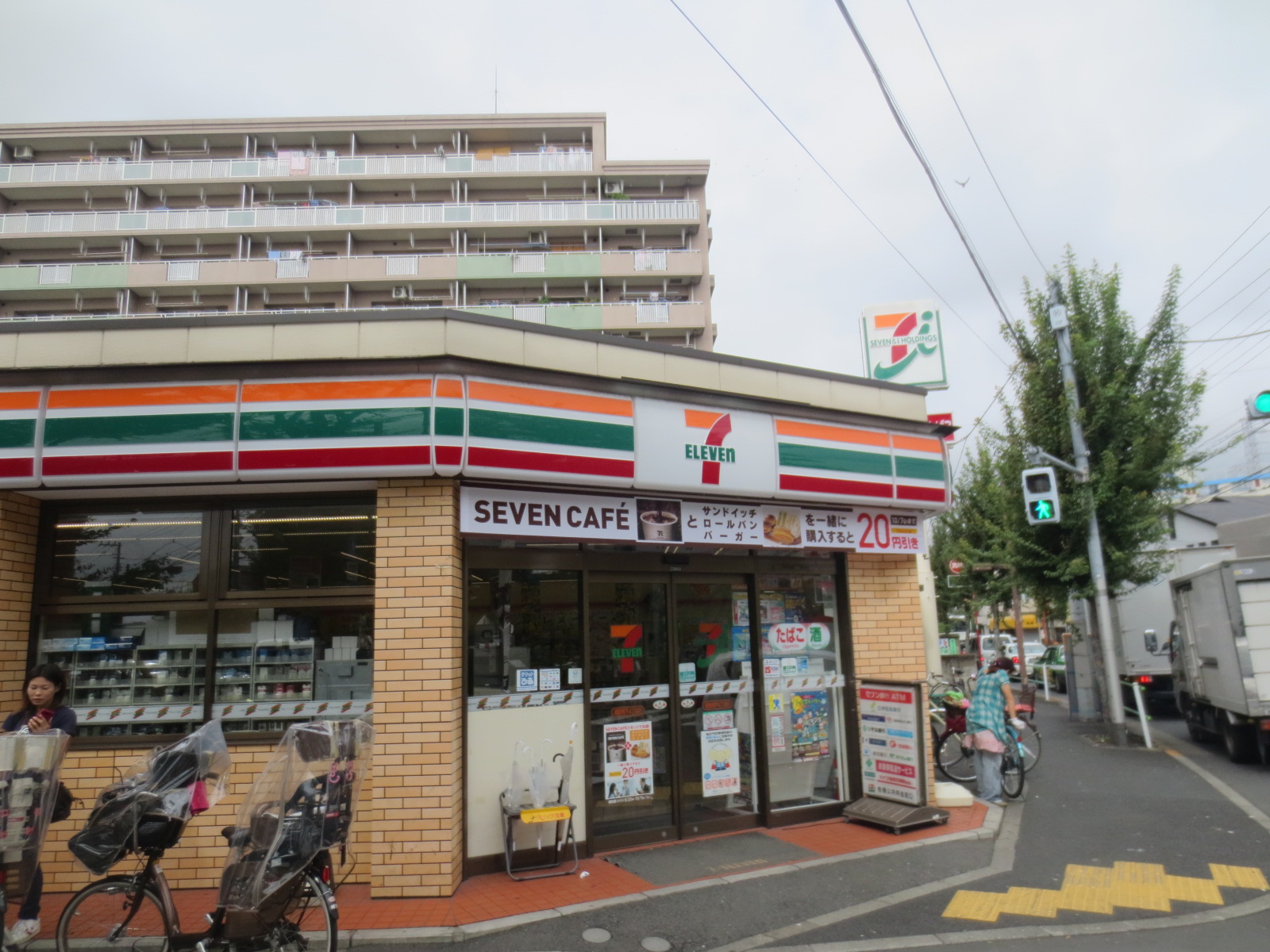 Convenience store. Seven-Eleven Katsushika Aoto 4-chome up (convenience store) 376m