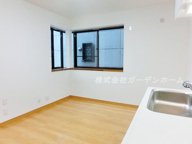 Living.  ■ In the kitchen next to, There is a dining space, It can also will be used properly and living ■