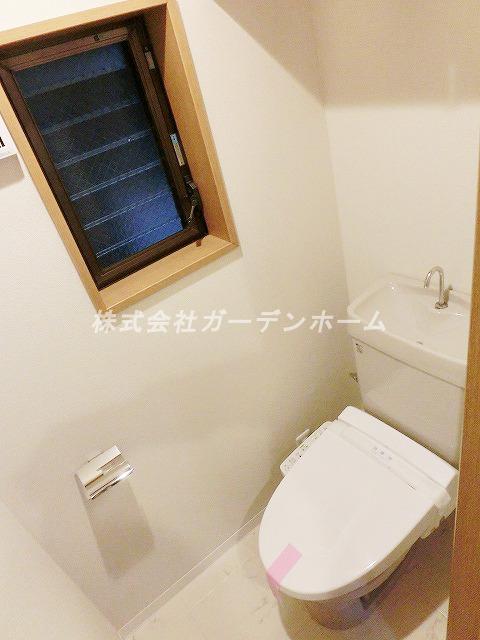 Toilet.  ■ Because there restroom also two places, I am happy is such a busy morning ■