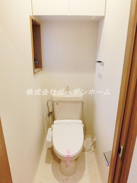 Toilet.  ■ Because there restroom also two places, I am happy is such a busy morning ■