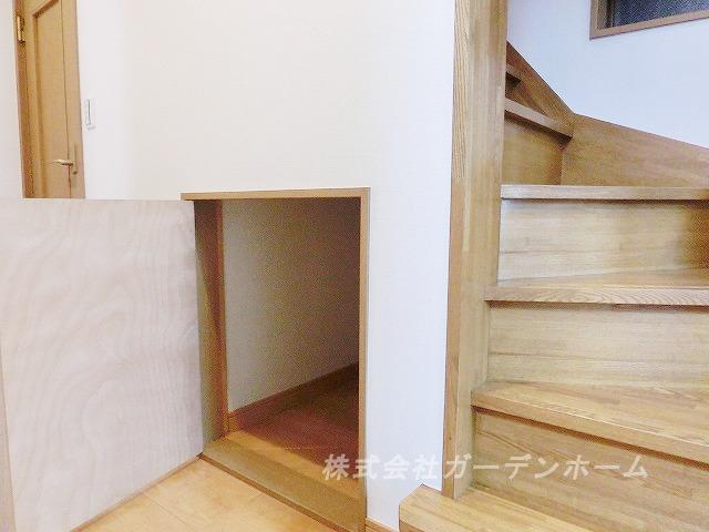 Receipt.  ■ Glad when there, Stairs under storage ■