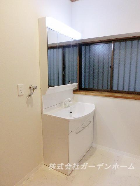 Wash basin, toilet.  ■ Basin also has been the new exchange. There is also housed inside the 3 sided mirror, You can use clean your ■