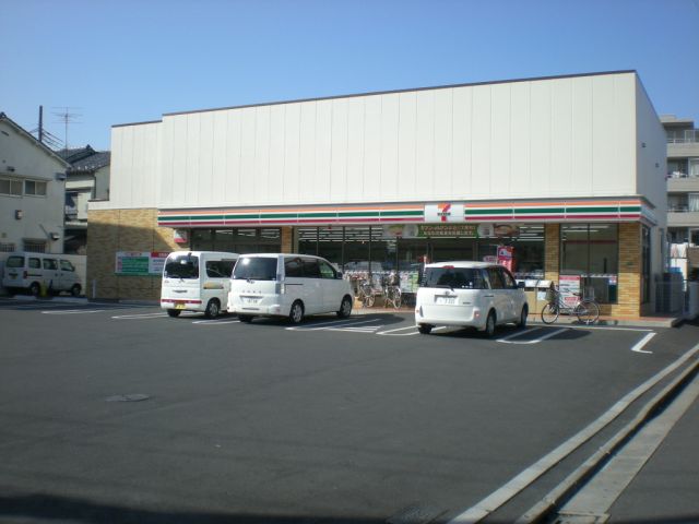 Convenience store. 120m to Seven-Eleven (convenience store)