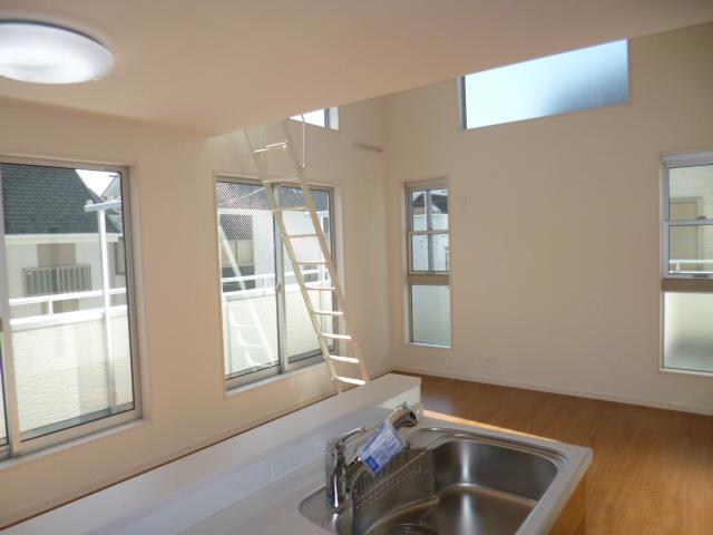 Living. Good day on the south-facing wide span ・ There is a high feeling of opening the ceiling in a loft living