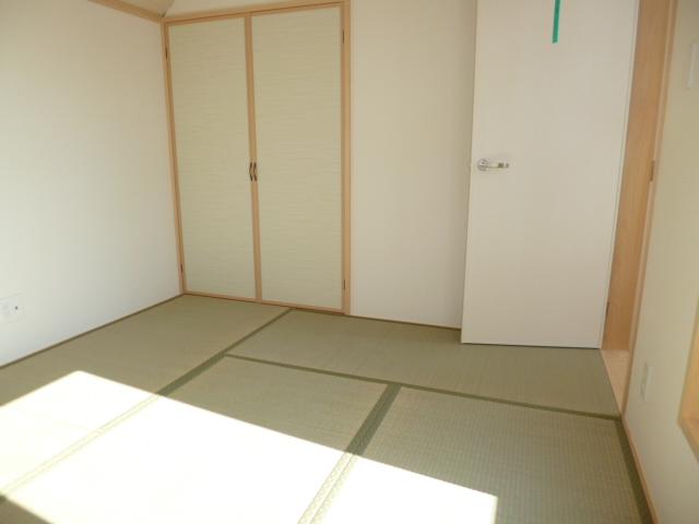 Non-living room. Japanese-style room adjacent to the living room is also sunny