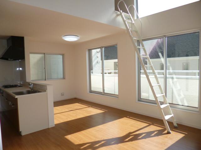 Living. Good day on the south-facing wide span ・ There is a high feeling of opening the ceiling in a loft living