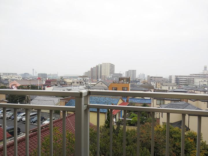 View photos from the dwelling unit. View from the balcony (11 May 213 years) shooting