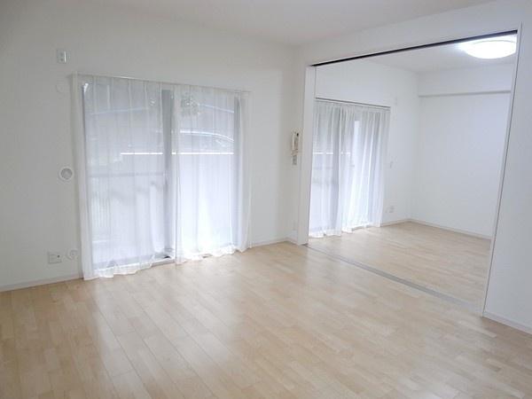 Living. Administrative expenses: 11660 yen / Month repair reserve: 10050 yen / Month