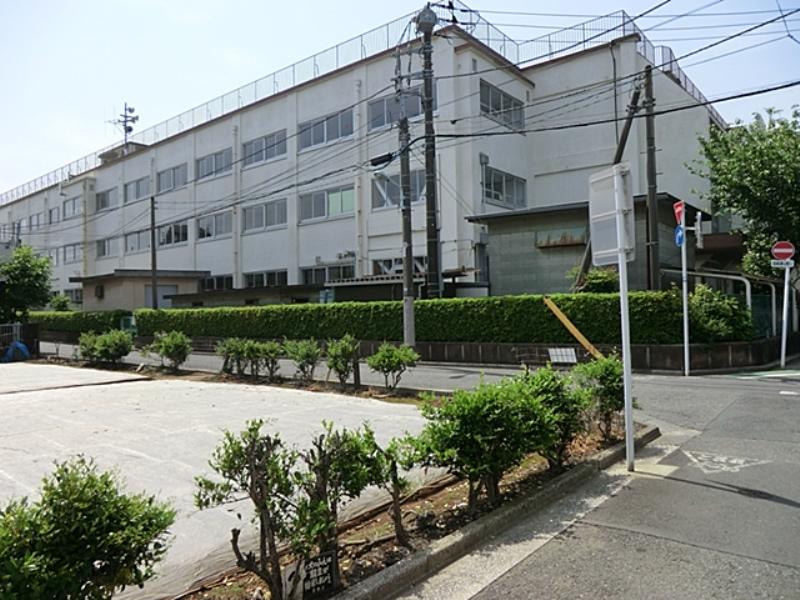 Primary school. 700m to Kamakura elementary school