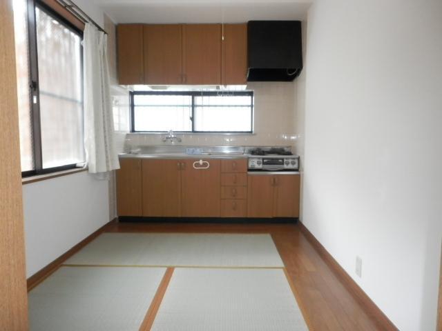 Living and room. First floor Japanese-style room ☆ Kitchen (remaining feature)