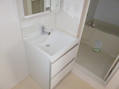 Washroom. Shampoo dresser with separate wash basin ・ There dressing room.