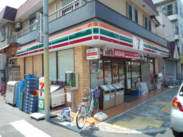 Convenience store. 250m to Seven-Eleven (convenience store)