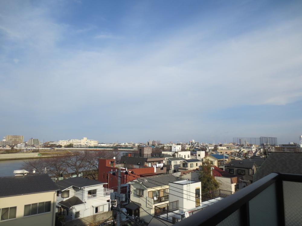 View photos from the dwelling unit. View from the roof balcony (January 2014) Shooting