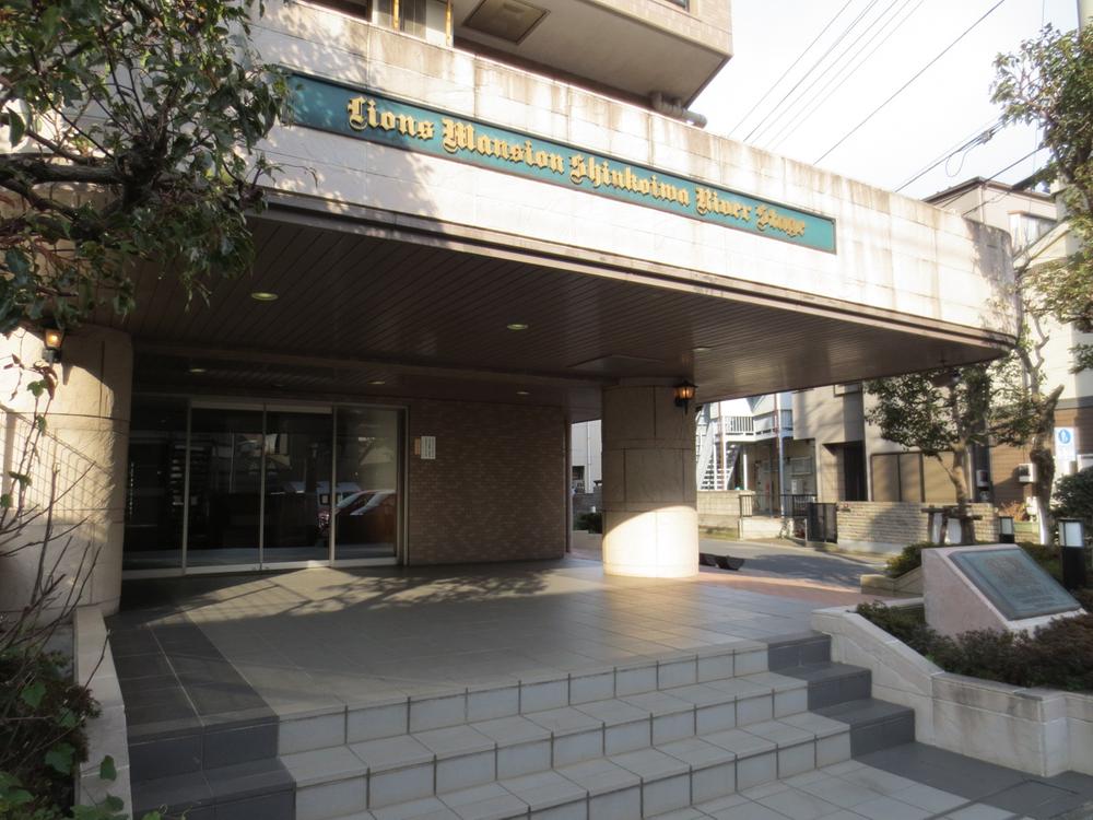 Entrance. Common areas