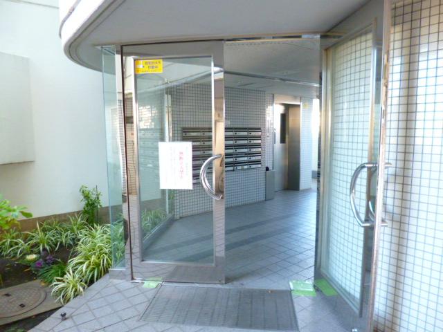 Entrance. Common areas