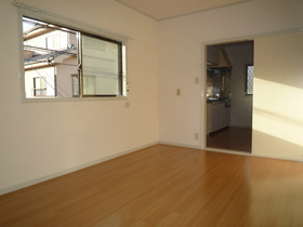 Living and room. Western-style top floor ・ Corner room ・ Facing south in sunny