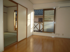 Living and room. Western-style top floor ・ Corner room ・ Facing south in sunny